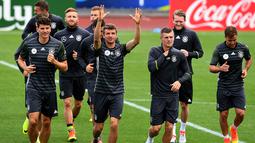 Gelandang Jerman, Thomas Mueller, bersama rekan-rekannya melakukan pemanasan saat latihan jelang Piala Eropa 2016 di Evian, Prancis, Kamis (9/6/2016). (AFP/Patrik Stollarz)