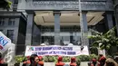Ratusan aktivis GBI kembali melakukan aksi demonstrasi di PN akarta Pusat, Senin (28/3). Aksi sebagai bentuk solidaritas terhadap 23 aktivis buruh, dua pengacara publik dan satu mahasiswa yang menjalani persidangan perdana. (Liputan6.com/Faizal Fanani)