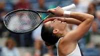 Ekspresi petenis Italia, Flavia Pennetta, setelah mengalahkan petenis Rumania, Simona Halep, dalam semifinal tunggal putri Turnamen Tenis AS Terbuka di New York, AS. (11/9/2015). (Reuters/Mike Segar)