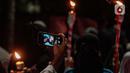 Warga mengambil foto saat mengikuti pawai obor menyambut Ramadan di kawasan Matraman Dalam, Jakarta, Minggu (27/3/2022). Pawai obor tersebut juga digelar untuk meningkatkan silaturahmi dan ukhuwah sesama umat Muslim serta menyemarakkan syiar Islam di Ibu Kota. (Liputan6.com/Faizal Fanani)