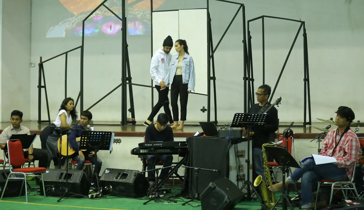 Marsha Timothy dan Reza Rahadian