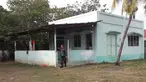 Seorang petugas kepolisian berdiri di pintu masuk sebuah masjid setelah serangan granat di Zamboanga, Filipina selatan, Rabu (30/1). Akibat serangan granat tersebut, dua orang tewas dan empat lainnya luka-luka. (Photo by STR / AFP)