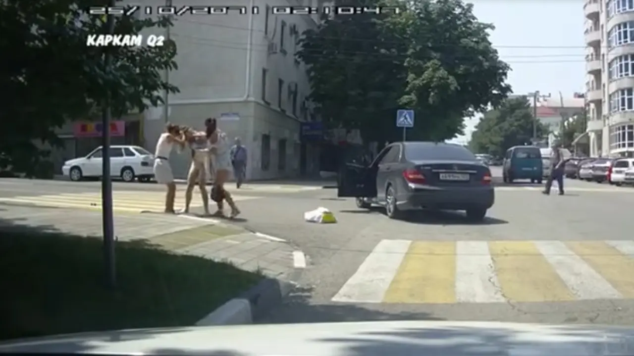 Tiga wanita berkelahi di tengah jalan
