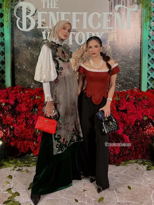 Paula Verhoeven hadir mengenakan inner kemeja putih lengan balon dipadukan outer lace sheer berbordir serta bawahan rok hitam panjang dan kerudung coklatnya. [@paula_verhoeven]