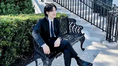 Untuk urusan pakaian atau busana, rapper di boygrup BTS ini memang kerap tampil casual dan simpel. Meski begitu, ia beberapa kali tampil di atas panggung dengan setelan jas formal yang membuat auranya terpancar. (Liputan6.com/IG/@agustd)