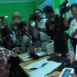 Menteri Sosial Khofifah Indar Parawansa memantau sarana dan prasarana yang ada di Panti Sosial Karya Wanita (PSKW) Mulya Jaya Pasar Rebo, Jakarta Timur. Panti itu akan menjadi salah satu tempat penampungan eks PSK Kalijodo.