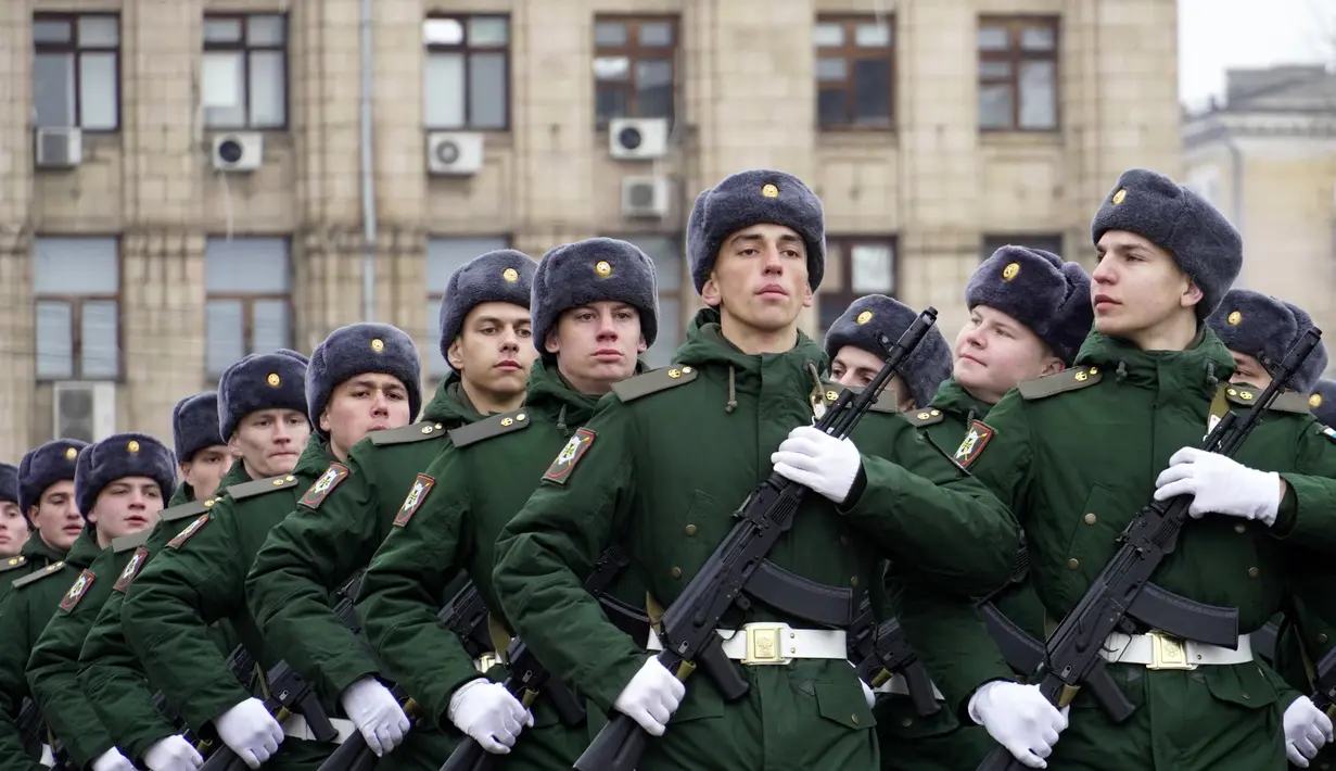 Prajurit Rusia berbaris selama parade militer yang menandai peringatan 80 tahun kemenangan Soviet di Pertempuran Stalingrad selama Perang Dunia Kedua, di selatan kota Volgograd pada 2 Februari 2023. Mereka mengalahkan tentara Nazi yang terperangkap di kota yang hancur saat musim dingin. (AFP/Stringer)