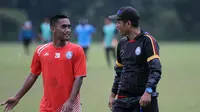 Agil Munawar mendapat instruksi dari pelatih Arema, Joko Susilo. (Bola.com/Iwan Setiawan)