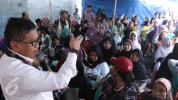 Sekjen DPP PDI Perjuangan, Hasto Kristiyanto berdialog dengan warga Cilincing, Jakarta, Selasa (11/4). Hasto blusukan untuk serap aspirasi program KJP, KJS dan tata ruang kota Jakarta. (Liputan6.com/Herman Zakharia)