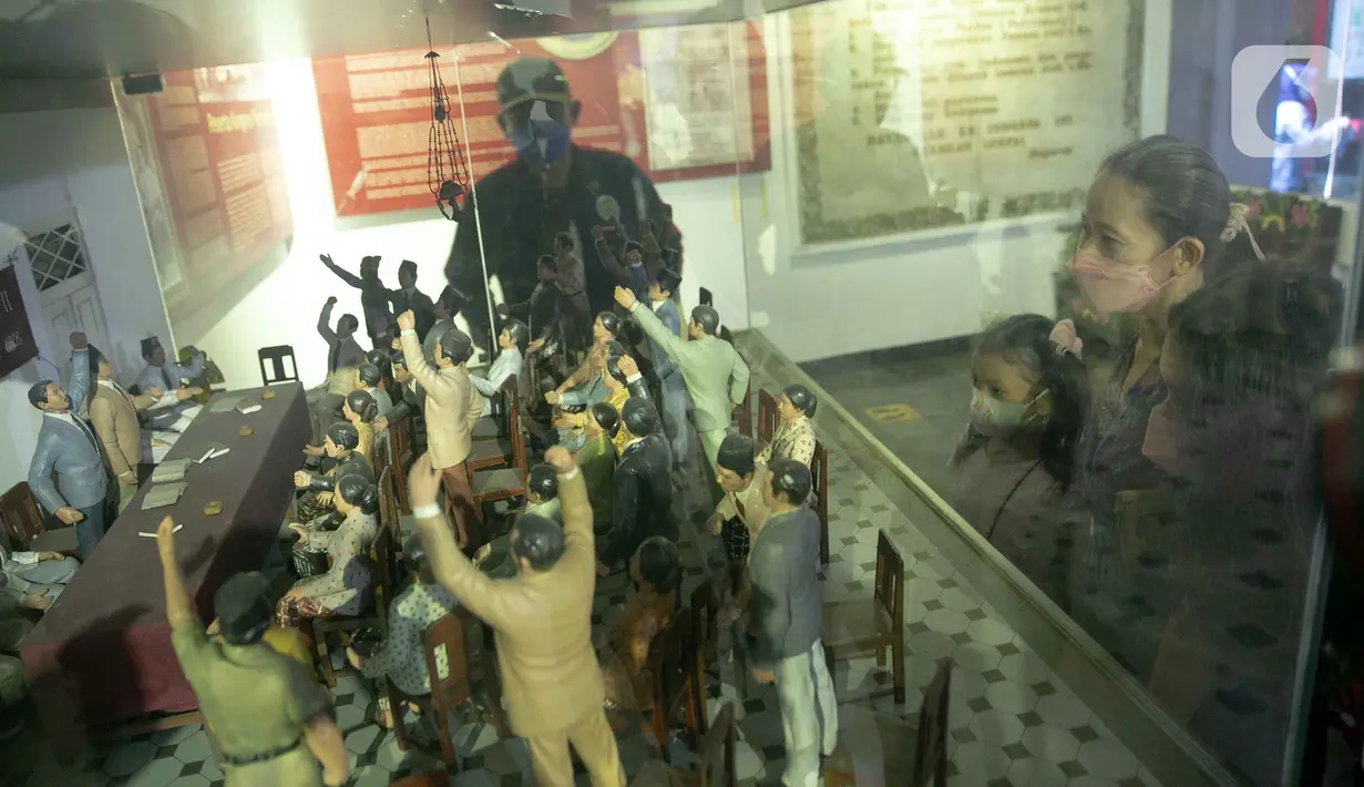 <p>Pengunjung melihat diorama di Museum Sumpah Pemuda, Jakarta, Kamis (28/10/2021). Peringatan Sumpah Pemuda mengambil tema Bersatu, Bangkit, dan Tumbuh serta terus merawat sejarah dalam pergerakan nasional kepemudaan dan menjadi tonggak sejarah perjuangan kemerdekaan RI. (Liputan6.com/Faizal Fanani)</p>