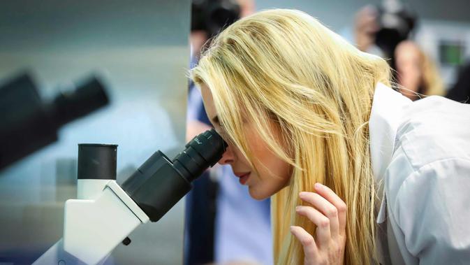 Ivanka Trump menggunakan mikroskop di laboratorium ketika melakukan kunjungan ke Waukee Innovation and Learning Centre di Waukee, Iowa, (19/3). (Rodney White/The Des Moines Register via AP)