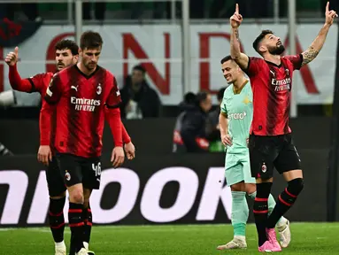 Penyerang AC Milan, Olivier Giroud (kedua kanan) melakukan selebrasi setelah mencetak gol saat pertandingan leg pertama Babak 16 Besar Liga Europa 2023/2024 melawan SK Slavia Praha di Stadion San Siro, Milan pada 7 Maret 2024. (GABRIEL BOUYS/AFP)