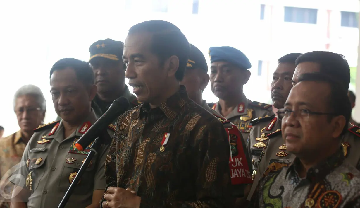 Presiden Joko Widodo (Jokowi) didampingi Kapolri Tito Karnavian dan Mensesneg Pratikno memberikan keterangan pers usai arahan kepada jajaran Polri terkait pengamanan negara di Auditorium PTIK, Jakarta, Selasa (8/11). (Liputan6.com/Faizal Fanani)