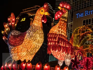 Lampion berbentuk ayam di kawasan Sudirman Central Business District (SCBD), Jakarta, Kamis (26/1). Pemasangan lampion ini dalam rangka menyambut perayaan Imlek 2017. (Liputan6.com/Gempur M Surya)