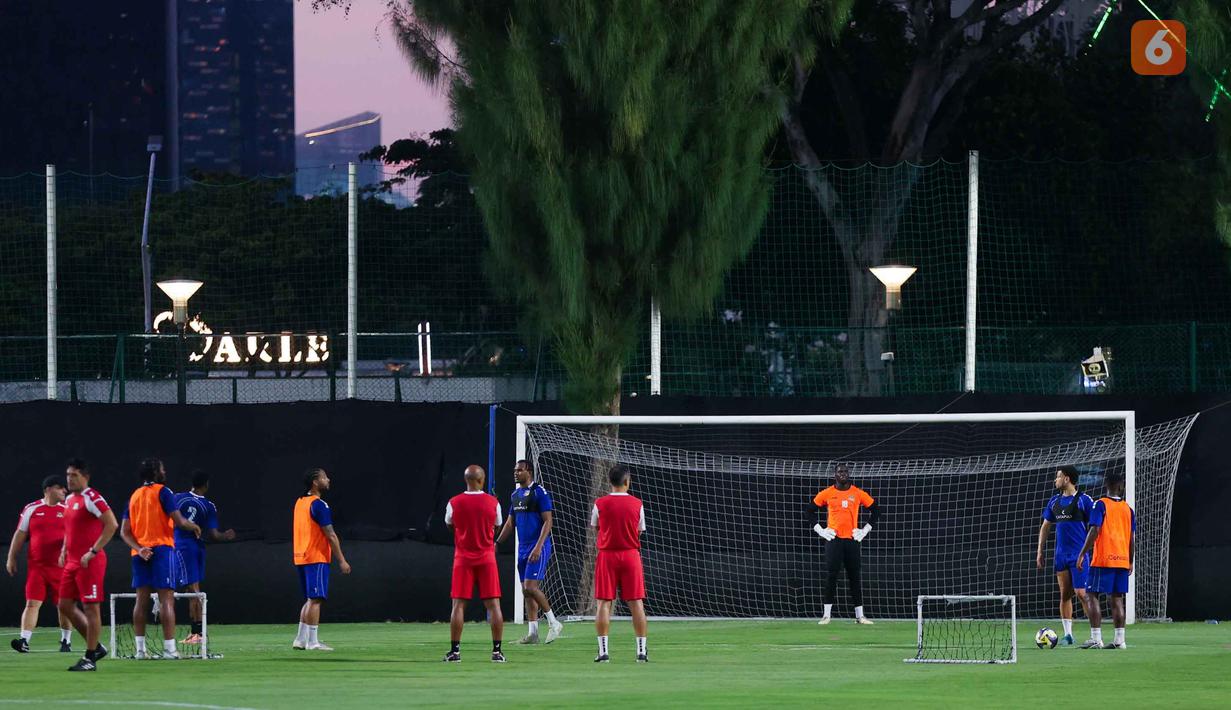 Selain Saint Kitts and Nevis, di ajang FIFA Series Jakarta 2026, Timnas Indonesia akan berhadapan dengan Bulgaria dan Kepulauan Solomon. Tampak dalam foto, para pemain Saint Kitts and Nevis saat menggelar sesi latihan perdana untuk FIFA Series 2026 di Lapangan A Stadion Utama Gelora Bung Karno (SUGBK), Jakarta, Selasa (24/3/2026). (Bola.com/M Iqbal Ichsan)
