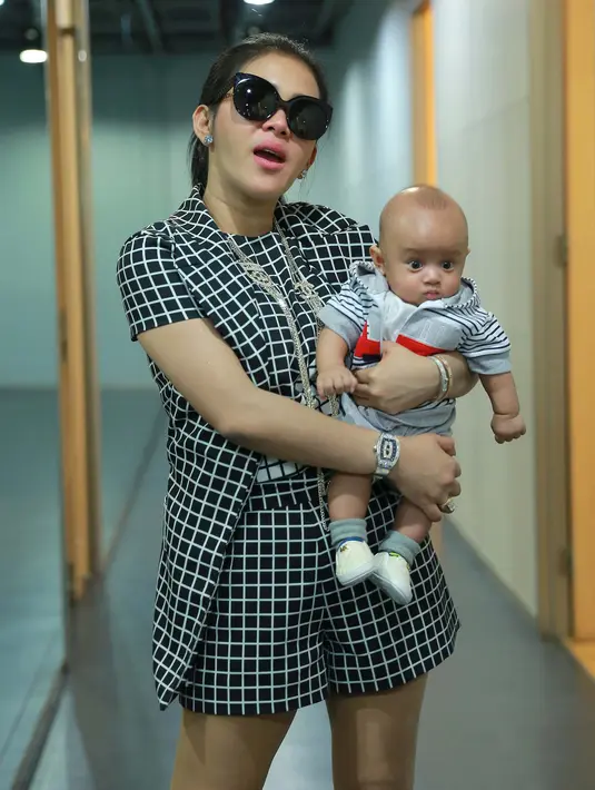 Syahrini menampilkan sisi keibuannya ketika menggendong keponakannya yang masih bayi tersebut. Sepertinya sang ‘Princess’ ini ingin merasakan bagaimana menjadi seorang ibu.  (Galih W. Satria/Bintang.com)