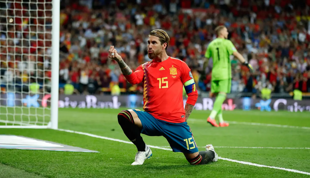 Bek Spanyol Sergio Ramos melakukan selebrasi usai mencetak gol ke gawang Swedia dalam laga kualifikasi Grup F Piala Eropa 2020 di Stadion Santiago Bernabeu, Madrid, Senin (10/6/2019). Spanyol membantai Swedia 3-0. (AP Photo/Manu Fernandez)