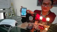 Mahasiswa Untag Surabaya ciptakan pengendali listrik berbasis android (Liputan6.com / Dian Kurniawan)