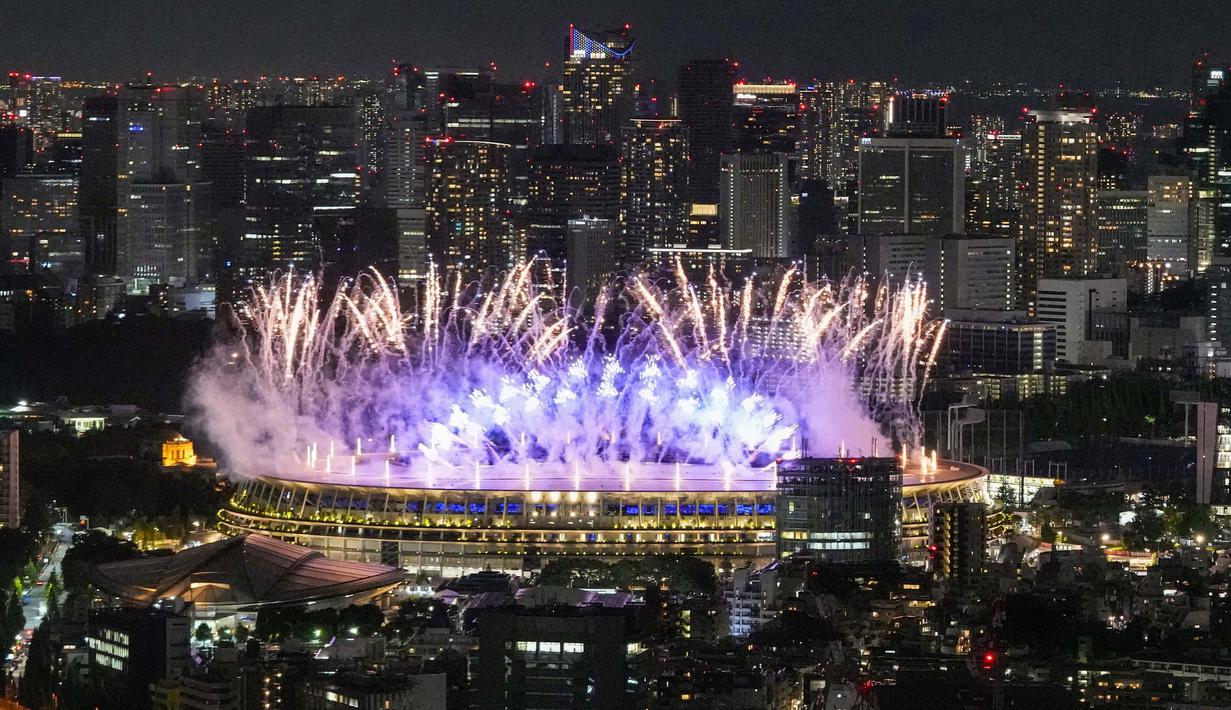 Kembang api menerangi Stadion Nasional saat upacara pembukaan Olimpiade Tokyo 2020, Jumat (23/7/2021). (Foto: AP/Kiichiro Sato)