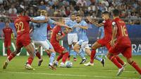 Manchester City berhasil membungkam Sevilla lewat adu penalti dengan skor 5-4 pada laga Piala Super Eropa 2023 di Georgios Karaiskakis Stadium, Piraeus, Kamis (17/8/2023) dini hari WIB. Penentuan pemenang dilakukan lewat adu penalti, karena kedua tim bermain imbang 1-1 selama 2x45 menit. Berkat hasil tersebut, Man City meraih trofi perdana di Piala Super Eropa. (AFP/Louisa Gouliamaki)