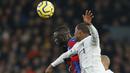 Gelandang Crystal Palace, Cheikhou Kouyate, duel udara dengan gelandang Liverpool, Georginio Wijnaldum, pada laga Premier League di Stadion Selhurst Park, London, Sabtu (23/11). Palace kalah 1-2 dari Liverpool. (AFP/Ian Kington)