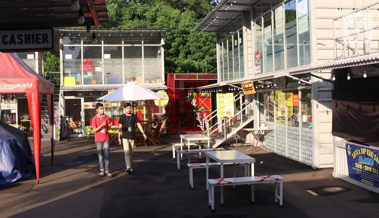 Suasana saat hari pertama pembukaan kembali pusat kuliner Thamrin 10, Jakarta, Selasa (16/6/2020). Pemprov DKI Jakarta pada minggu ketiga penerapan PSBB transisi membuka kembali operasional 80 pusat perbelanjaan dengan menerapkan standar protokol kesehatan. (Liputan6.com/Angga Yuniar)