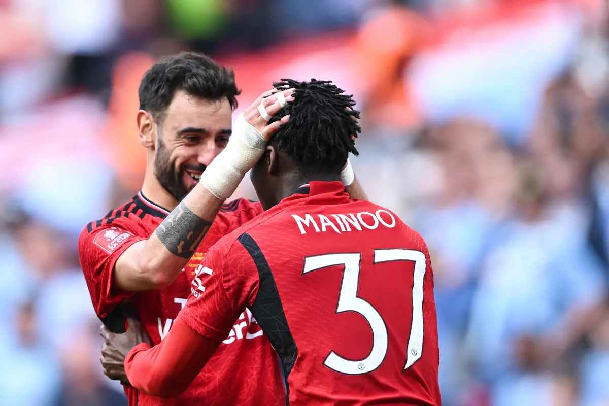 Kobbie Mainoo dan Bruno Fernandes - Manchester City Vs Manchester United di final Piala FA 2023/2024