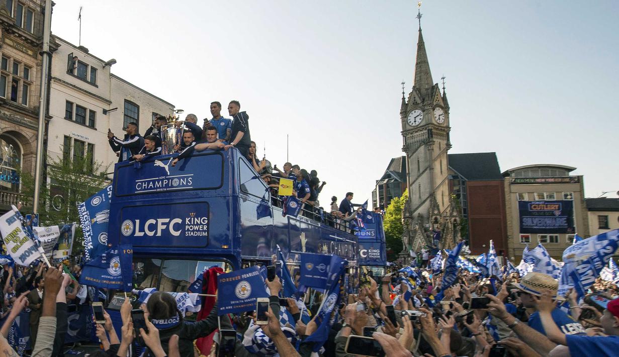 Pemain dan Official Leicester City disambut ribuan fans, (16/5/2016).  (EPA/Will Oliver)