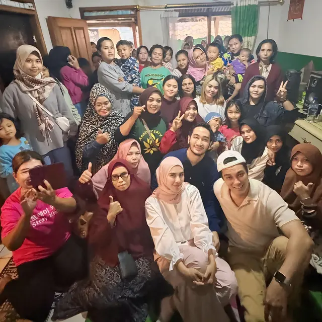 7 Potret Aktivitas Syahnaz Dampingi Jeje Govinda Kunjungi Warga Jawa Barat