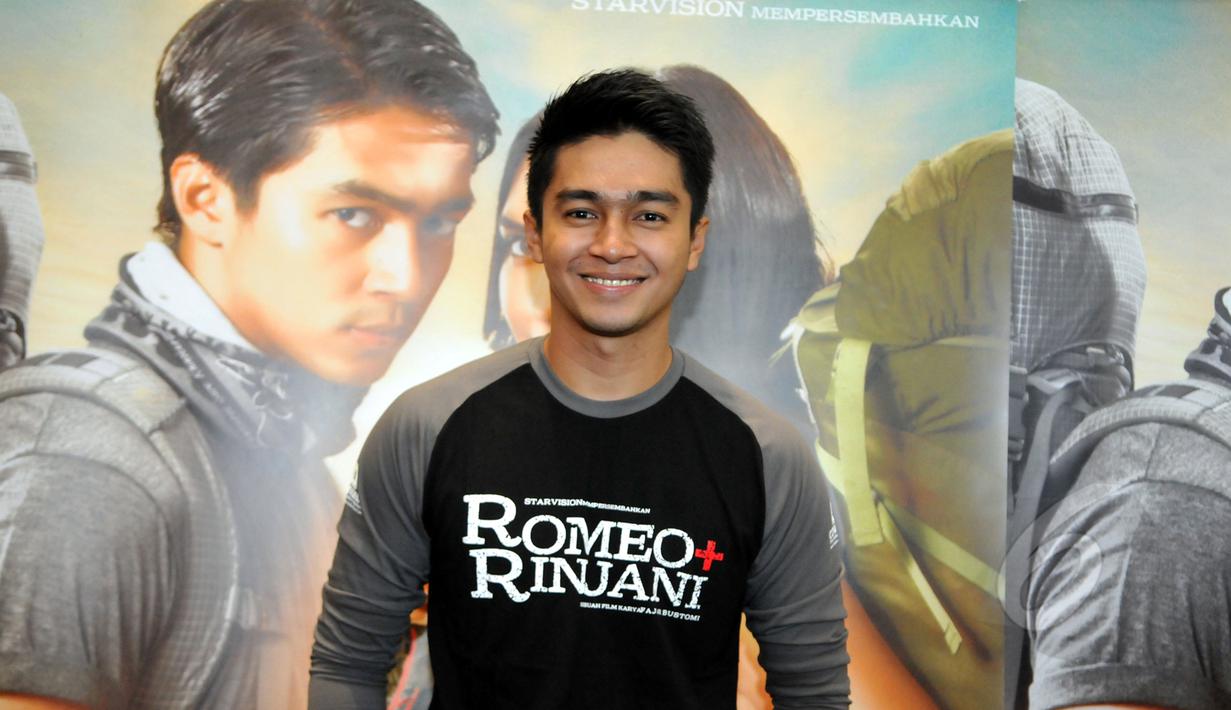 Aktor muda Indonesia, Deva Mahenra saat acara press screening film Romeo+Rinjani di Epicentrum Walk, Kuningan, Jakarta, Selasa (21/4/2015). Film yang mulai tayang 23 April mendatang itu mengekspos keindahan Gunung Rinjani. (Liputan6.com/Panji Diksana)