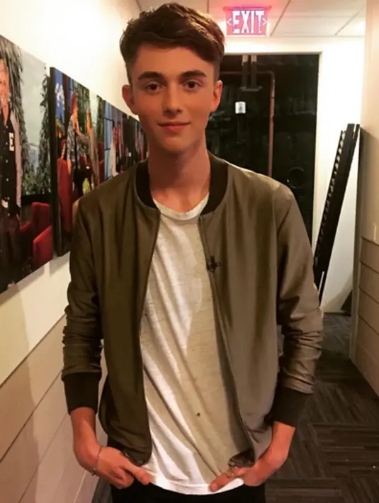 Pelantun lagu ‘Unfriend You’  terlihat menjelma sebagai pria muda yang tampan. (via instagram@greysonchance/Bintang.com)