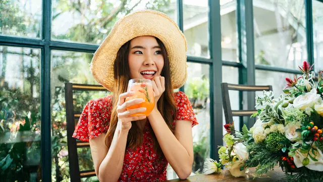 perempuan bahagia baju merah santai