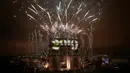 Kembang api menghiasi Arc de Triomphe saat perayaan malam Tahun Baru 2019 di Champs Elysees, Paris, Prancis, Selasa (1/1). (AP Photo/Kamil Zihnioglu)