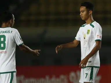 Pemain muda Persebaya Surabaya, Marselino Ferdinan (kanan) dipercayakan oleh pelatih Aji Santoso untuk bermain menemani sang kakak, Oktafianus Fernando (kiri) saat menghadapi PS Sleman di Piala Menpora 2021. (Foto: Bola.com/Ikhwan Yanuar)