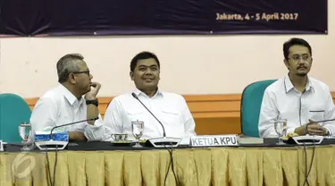 Ketua KPU, Juri Ardiantoro, memimpin rapat evaluasi di ruang rapat KPU Pusat, Jakarta, Selasa (4/4). Rapat tersebut membahas mengenai evaluasi PPID KPU "Inovasi mewujudkan transparansi data dan informasi kepemiluan". (Liputan6.com/Faizal Fanani)