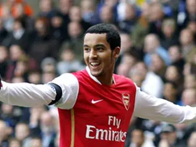 Arsenal's Theo Walcott celebrates scoring against Birmingham City's during the Premiership football match at St. Andrews Stadium in Birmingham 23 February 2008. AFP PHOTO/ADRIAN DENNIS