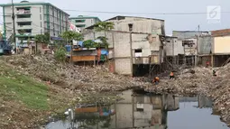 Petugas membersihkan sampah yang memenuhi aliran Kali Gendong di kawasan Penjaringan, Jakarta, Senin (3/12). Penumpukan sampah akibat tidak tersedianya tempat pembuangan. (Liputan6.com/Immanuel Antonius)