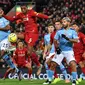 Gelandang Liverpool, Georginio Wijnaldum, mengontrol bola saat melawan Manchester City pada laga Premier League di Stadion Anfield, Liverpool, Minggu (10/11). Liverpool menang 3-1 atas City. (AFP/Paul Ellis)