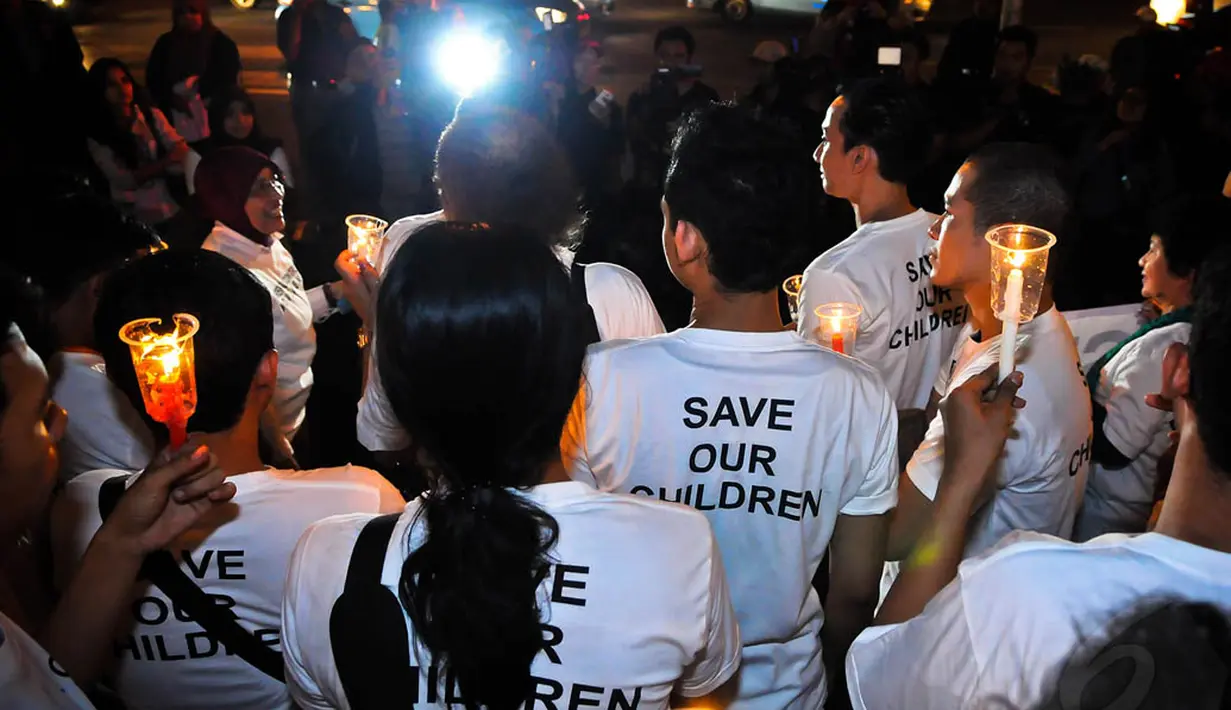 Aktivis anak saat melakukan aksi damai dengan menyalakan lilin di Bundaran HI, Jakarta, Kamis (20/11/2014). (Liputan6.com/Faisal R Syam)