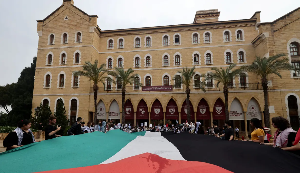 <p>Para mahasiswa pro-Palestina di Amerika Serikat mengeluarkan seruan untuk gencatan senjata permanen di Gaza serta diakhirinya bantuan militer AS untuk Israel. (ANWAR AMRO/AFP)</p>