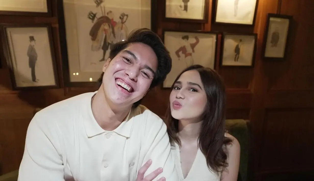 <p>Pasangan baru El Rumi-Syifa Hadju pakai OOTD couple bernuansa beige. El Rumi pakai polo shirt yang simple, sedangkan Syifa Hadju kenakan tweed sleeveless top dan loose pants. [@elelrumi]</p>
