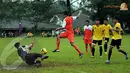 Sebagai persiapan menghadapi ISL musim 2014 Persija Jakarta berujicoba dengan klub lokal Urakan FC di POR Sawangan Depok Jabar pada Selasa 28 Januari 2014 (Liputan6.com/Helmi Fithriansyah).