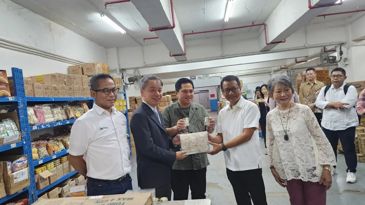 Menteri BUMN Erick Thohir dipikat oleh salah satu UMKM dalam lawatannya ke Hong Kong