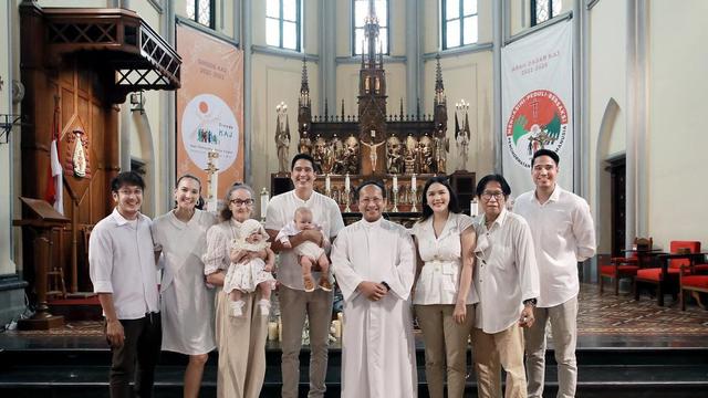 Tampil Gemas, Ini 7 Momen Pembaptisan Putra Marcel Chandrawinata di Katedral Jakarta