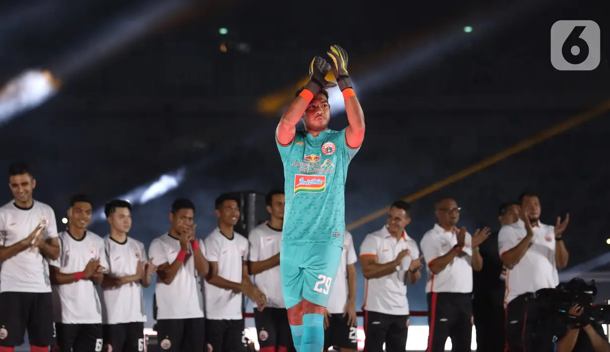 Kiper Persija Adixi Lizivio saat menunjukkan jersey baru Persija di SUGBK, Jakarta, Minggu (23/2/2020). Hijau digunakan kiper Persija sebagai jersey ketiga. (Liputan6.com/Angga Yuniar)