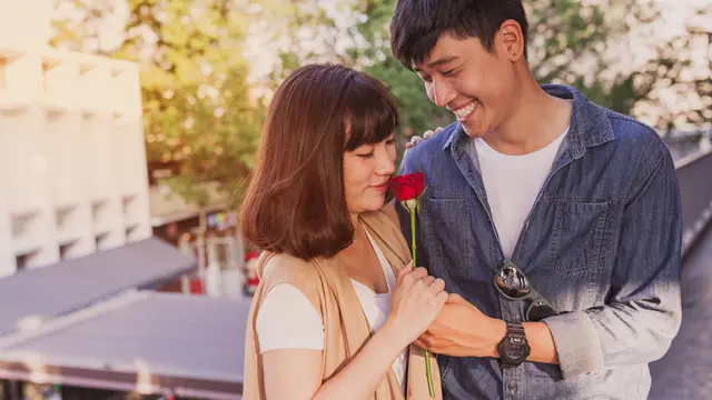ilustrasi melakukan love bombing