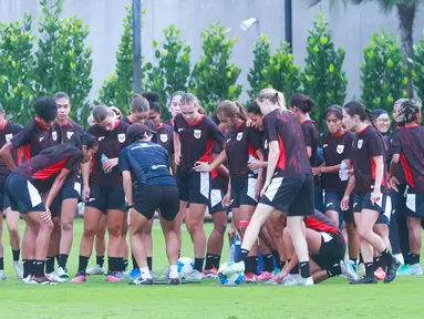 Timnas Indonesia Putri terus menggenjot persiapan jelang Kualifikasi Piala Asia Putri 2026 dengan menggelar sesi latihan di Dewa United Arena, Tangerang, Rabu (25/6/2025). (Bola.com/M Iqbal Ichsan)