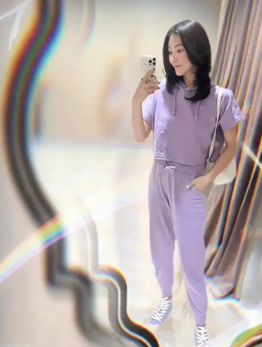 Mulai dari tampil kasual mengenakan setelan hoodie dan long pants, serta sneakers.@sarwendah29.