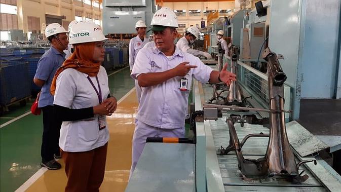 Melihat langsung proses perakitan Honda Genio di pabrik PT Astra Honda Motor di Cikarang, Jawa Barat. (Dian / Liputan6.com)