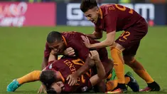 Para pemain AS Roma, merayakan gol Kostas Manolas  saat melawan Inter Milan pada lanjutan Serie A Italia di Stadion Olympico, Roma, Senin (3/10/2016) dini hari WIB. (REUTERS/Max Rossi)